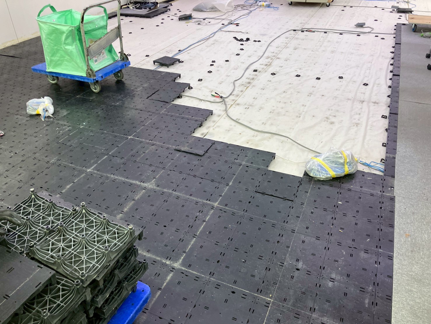 OAフロアの配線取り出し口と適切な配線方法