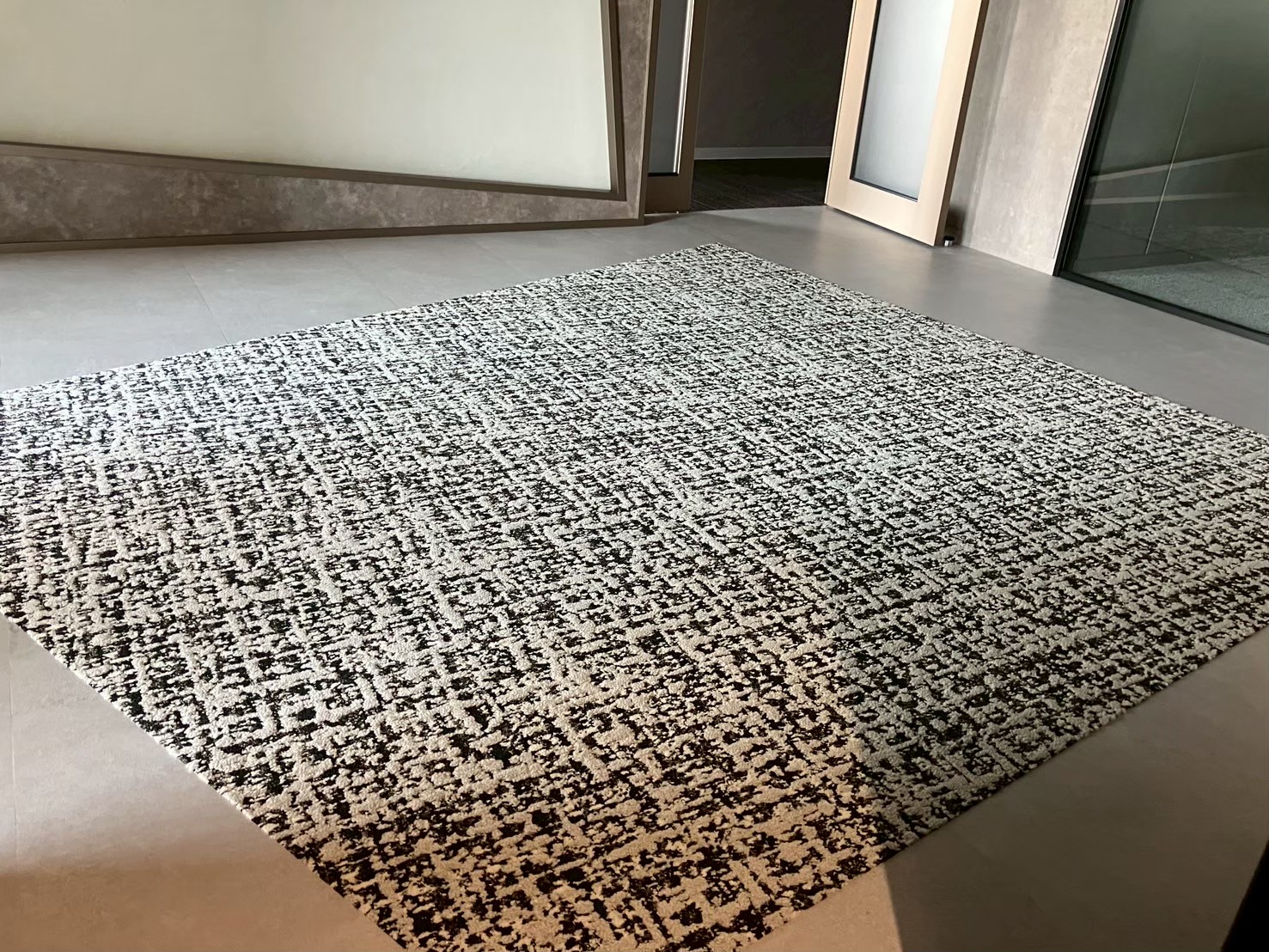 タイルカーペットの色ごとの効果について説明