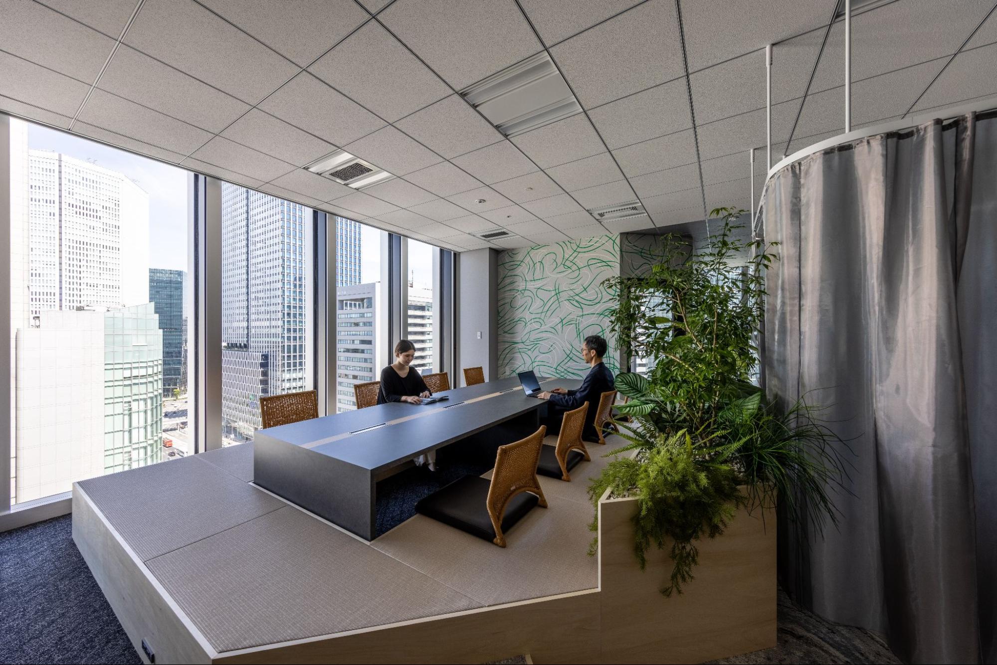 都市景観を活かしたモダンな会議スペースへの改修工事事例