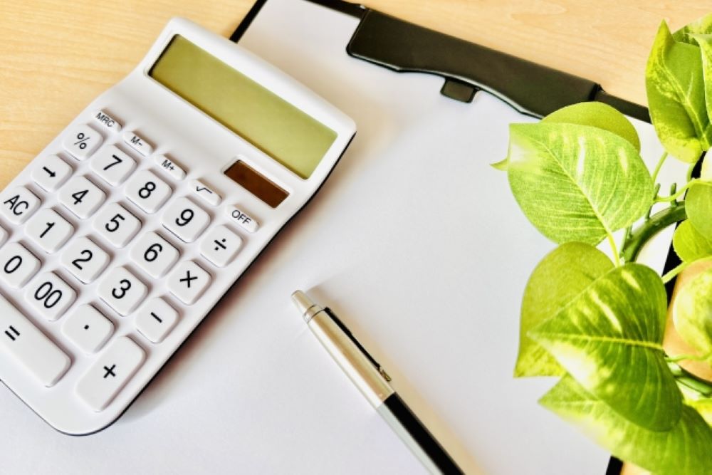 サイン工事の費用を抑えるための工夫についての説明