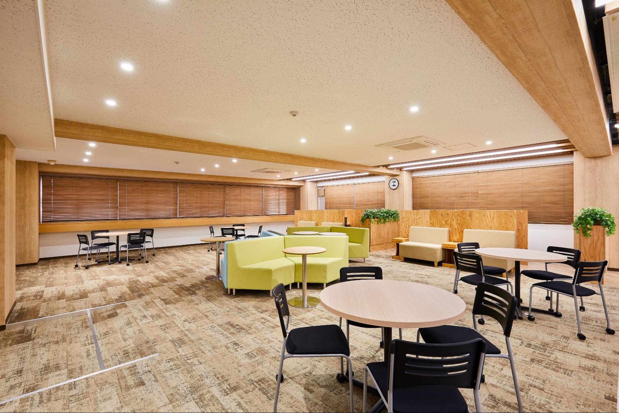 自然素材とグリーンで心地よいコミュニケーション空間を実現した改修工事