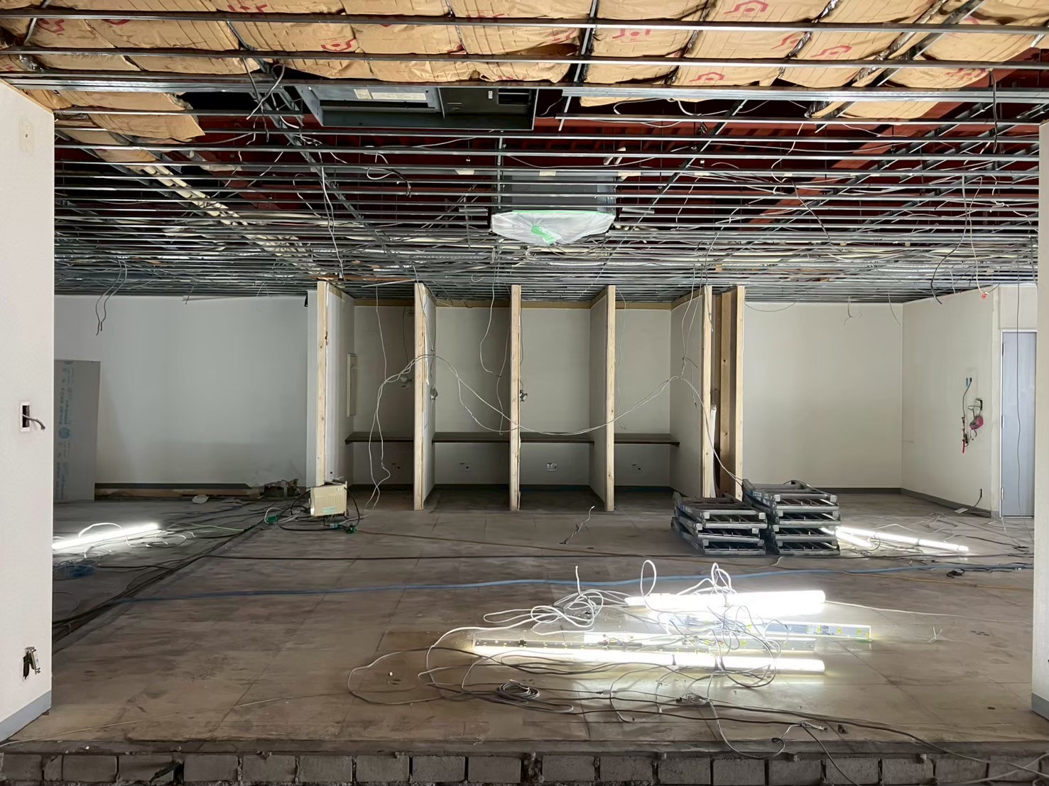 既存内装の丁寧な解体工事でスケルトン状態からの再スタート