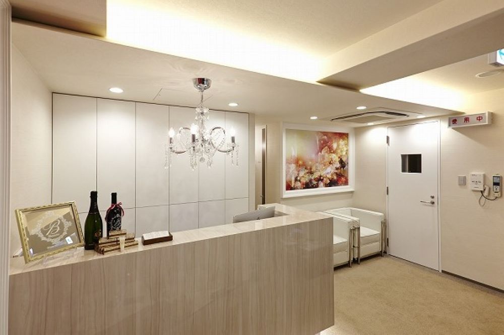 清潔感と高級感を両立した美容クリニックの工事事例