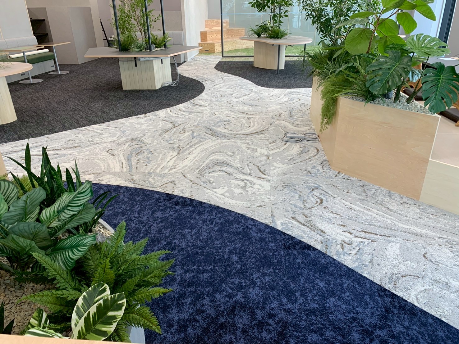 マーブル柄で高級感を演出したコミュニケーションスペースのタイルカーペットの施工事例