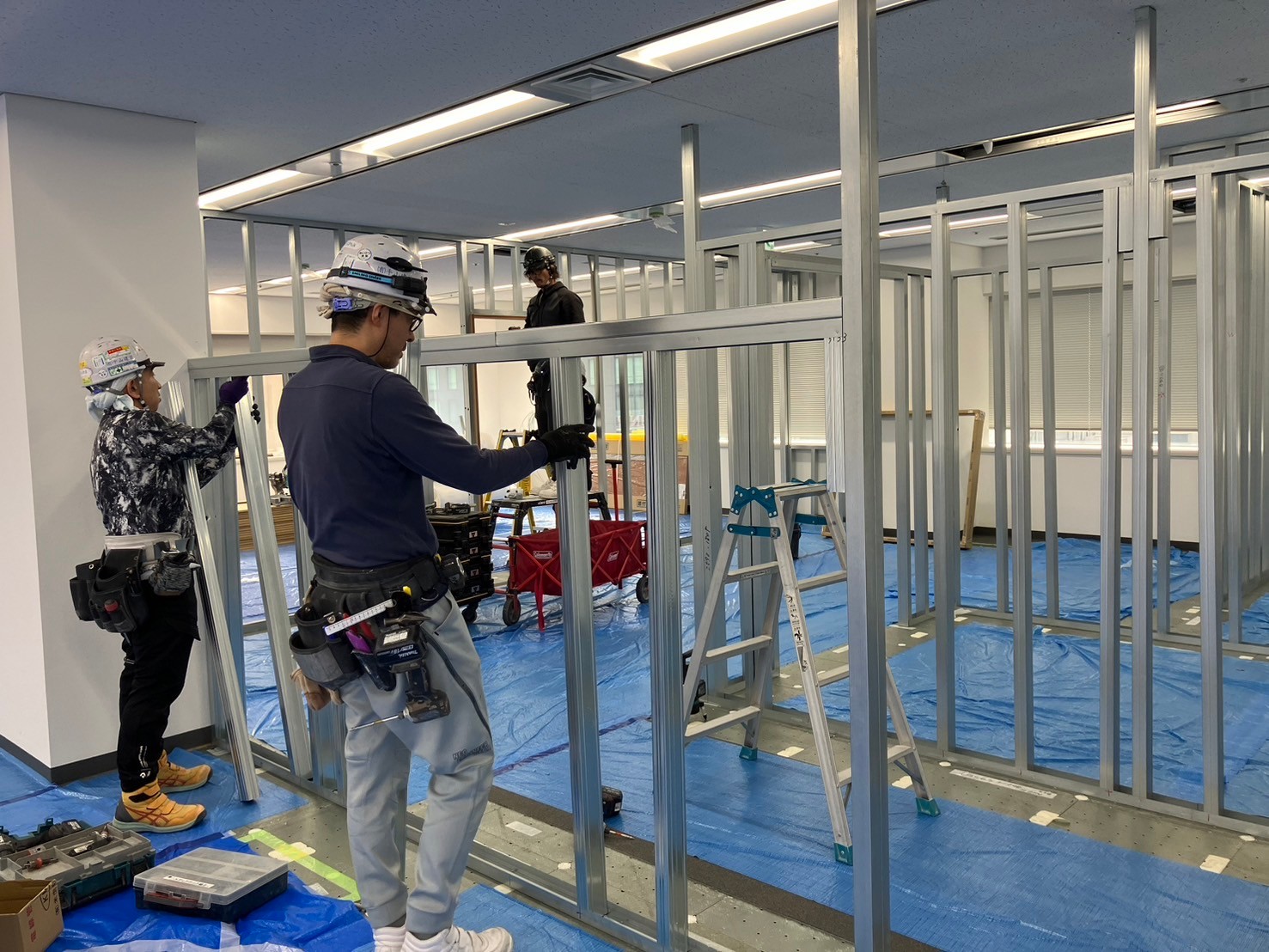 軽量鉄骨を使用した間仕切り工事で効率的な空間分割を実現