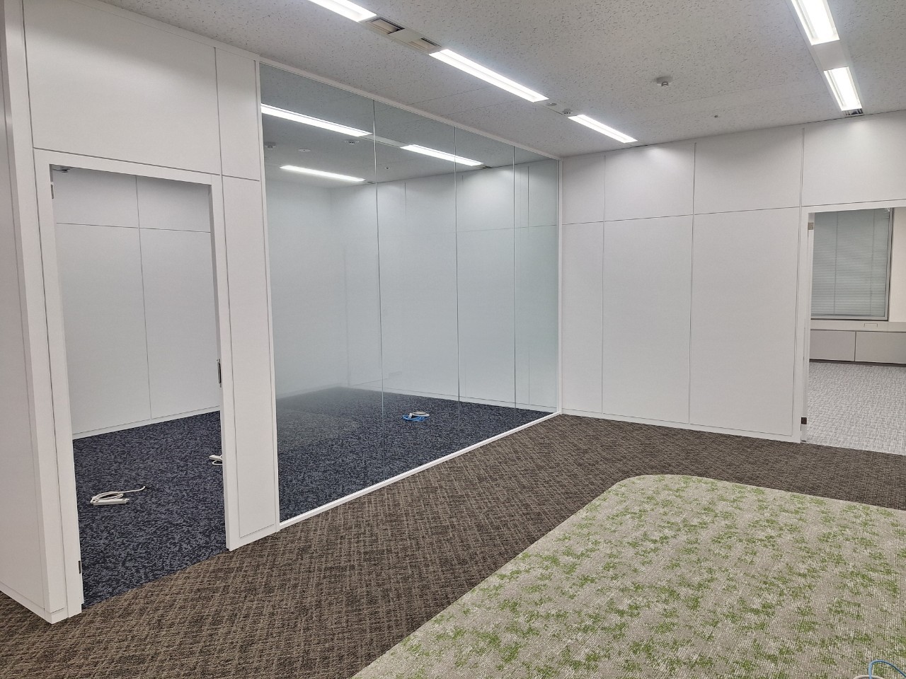 タイルカーペットを使用する4つのメリットについて説明