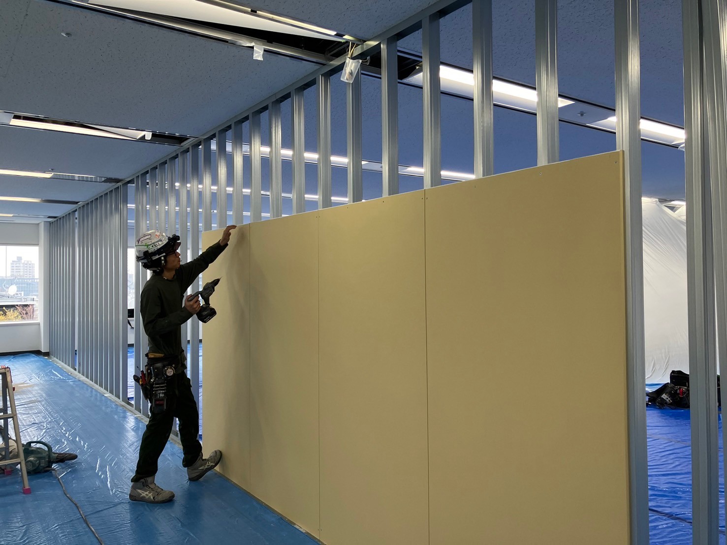 軽量鉄骨を使用した間仕切り工事で効率的な空間分割を実現