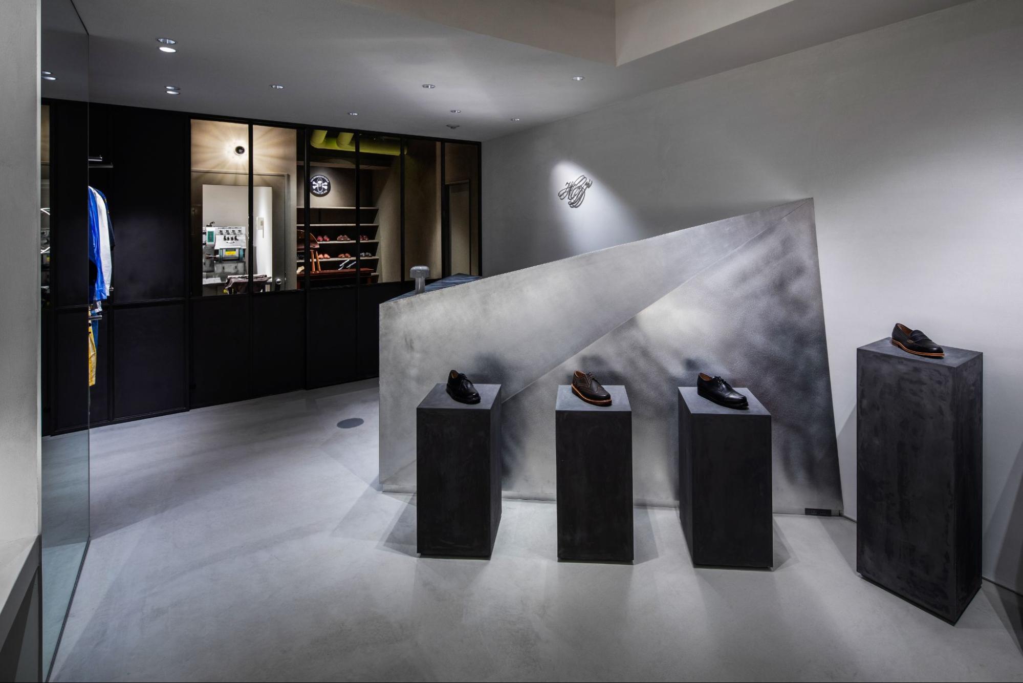 円形照明が印象的な高級シューズブティックな店舗工事の事例