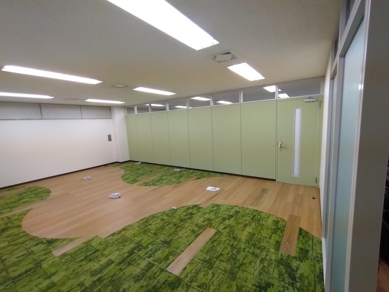 自然を感じる有機的な曲線デザインのタイルカーペットの施工事例