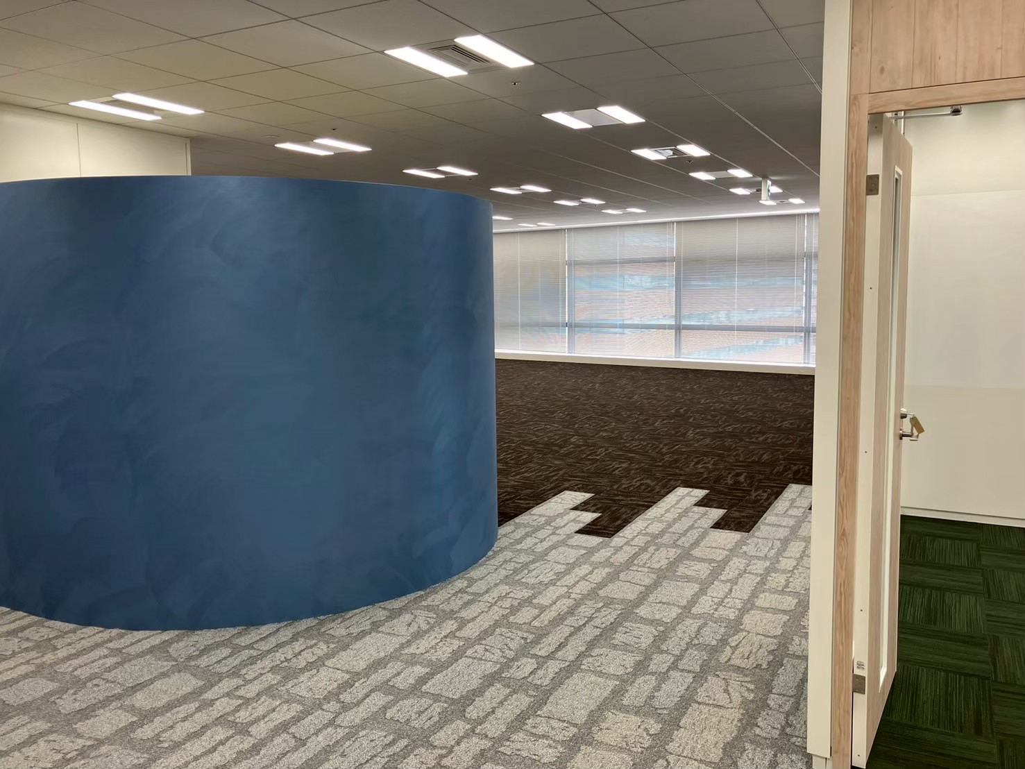 ストライプ柄で方向性を生み出すスマートな執務空間のタイルカーペットの施工事例