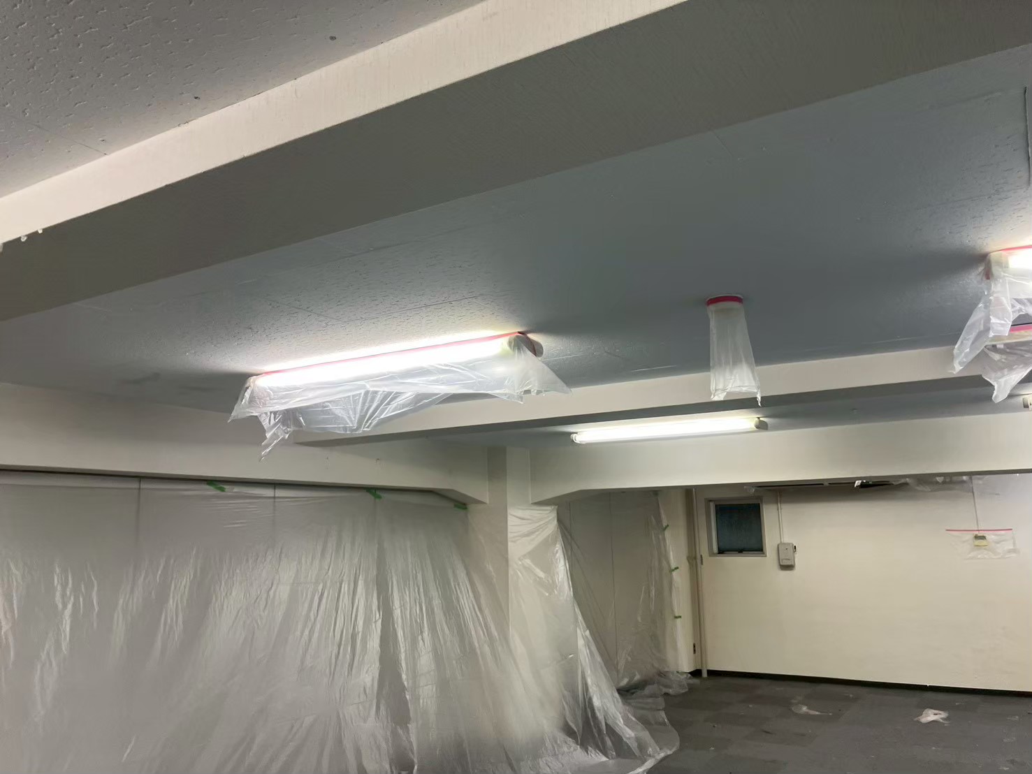 【事例2】養生を徹底した天井塗装で空間を一新